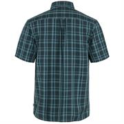 En let og luftig kortærmet skjorte med gode temperaturregulerende egenskaber