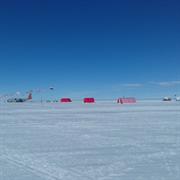 Rejsen foregår med Fly og Hundeslæde på Grønland