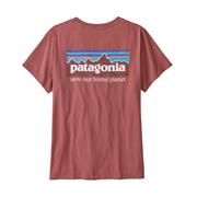 På ryggen af trøjen er der et stort Patagonia logo med den klassiske bjergkæde, som går igen på mange af Patagonia\'s logoer. Under logoet står der "save our home planet" med hvid skrift.