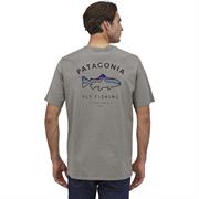 En T-Shirt med Patagonia fly fishing logo på, som henvender sig meget til fluefiskeren.