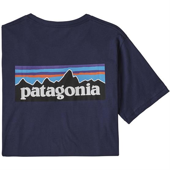 T-shirten er blød og lækker i kvaliteten, og der er et stort Patagonia logo trykt på.