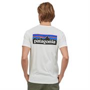 T-shirten er blød og lækker i kvaliteten, og der er et stort Patagonia logo trykt på.