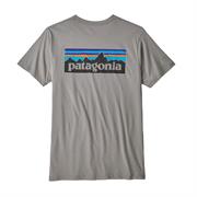 T-Shirten har et stort Patagonia logo på ryggen