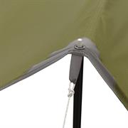 Oversejlet har forstærkede huller til f.eks. en teltstang
